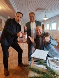Lasse Alisaari, Mertsi Töttölä ja Kai Kunnas vauhdikkaan näköisinä peukalot pystyssä.
