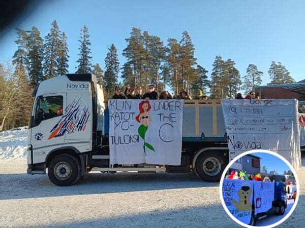 Myös Loimaalla Novidan lukion penkkareita vietettiin aurinkoisessa säässä. Valokuva Novidan lukiolaisten penkkarirekasta Loimaalla