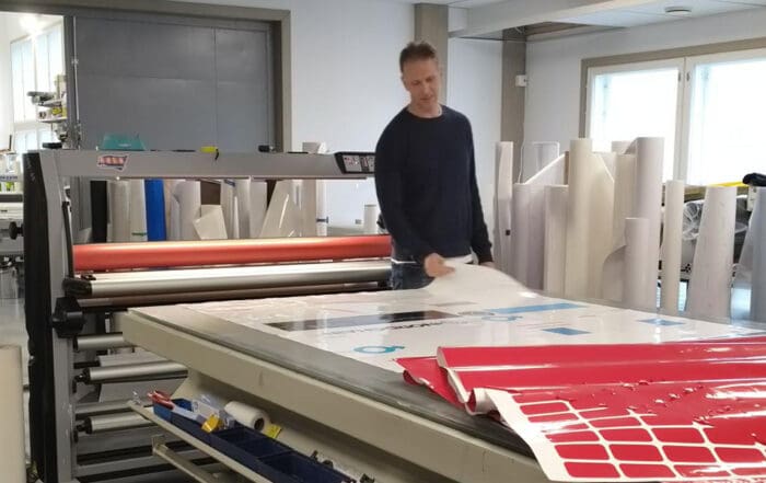 Valokuva yrityspäivän vierailusta Loimaan Silkkipainoon.