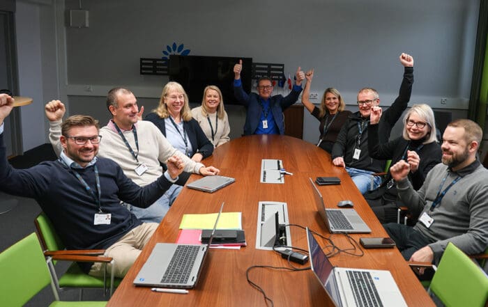 Valokuva Novidan pedagogisesta työryhmästä suunnittelutyössä.