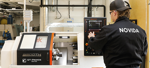 Valokuva CNC-koneistajasta tekemässä työtä.