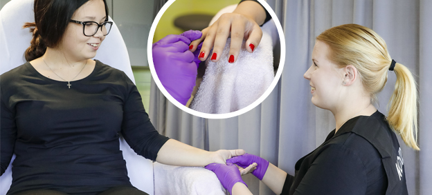 Valokuva kosmetologiopiskelijasta tekemässä käsihierontaa ja kynsilakkausta.